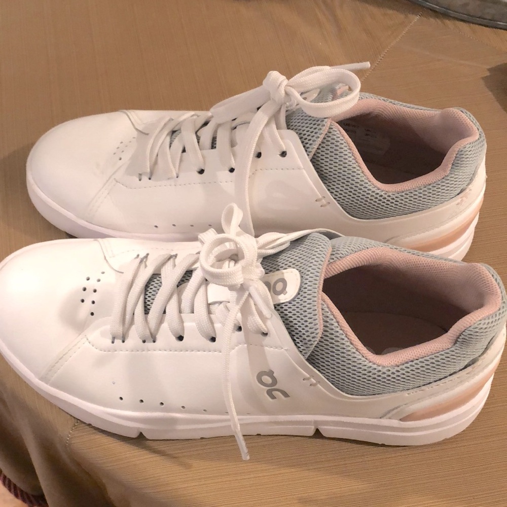 On Running “the Roger Advantage” Tennis Shoes